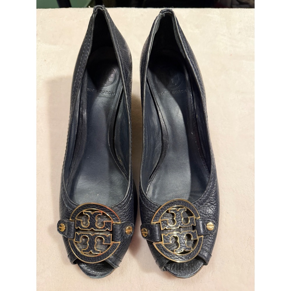 Tory Burch Sally Navy Blue Pebbled Leather Peep Toe Wedge Pumps Gold Logo 8.5M